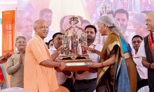 Ayodhya: वित्त मंत्री निर्मला सीतारमण और सीएम योगी ने दक्षिण के संतों की मूर्तियों का अनावरण किया