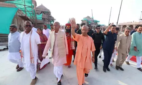 Ayodhya: श्रीरामलला के दरबार में हनुमानगढ़ी में सीएम योगी ने आरती अर्पित की Ayodhya: श्रीरामलला के दरबार में हनुमानगढ़ी में सीएम योगी ने आरती अर्पित की