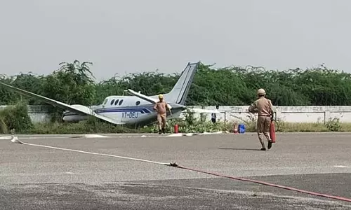 रनवे पर उड़ान भरते समय मिनी जेट प्लेन फिसला, सवार थे उद्योगपति
