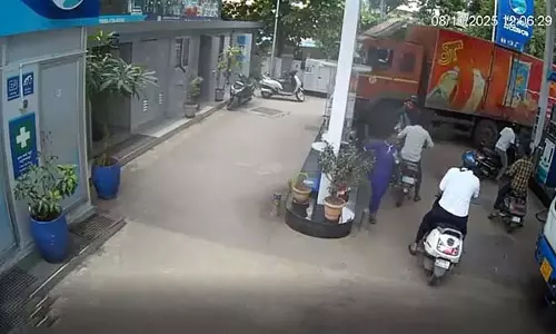 Chamarajpet : चालक ने ट्रक पर से नियंत्रण खो दिया, पेट्रोल पंप से टकराया