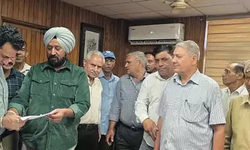 जम्मू बाढ़ में क्षतिग्रस्त सड़कों की मरम्मत को प्राथमिकता दें: PWD के एसई से आग्रह