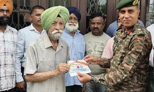 टाइगर डिवीजन के GOC ने मानद कैप्टन बाना सिंह के घर का दौरा किया