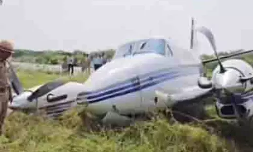 UP: उड़ान भरते समय नियंत्रण खोने से निजी विमान झाड़ियों में गिरा