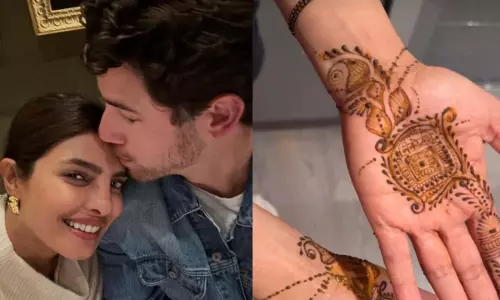 Priyanka Chopra ने निक जोनास के साथ करवा चौथ उत्सव की शुरुआत की Priyanka Chopra ने निक जोनास के साथ करवा चौथ उत्सव की शुरुआत की