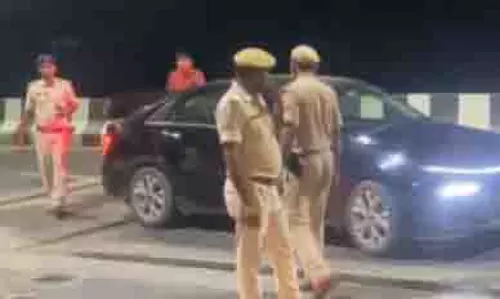 Bihar: पटना में पुलिस ने कार से 5 लाख रुपये बरामद किए