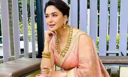 Madhuri Dixit ने 2025 ग्लैमर के साथ 80 के दशक का आकर्षण फिर से जगाया
