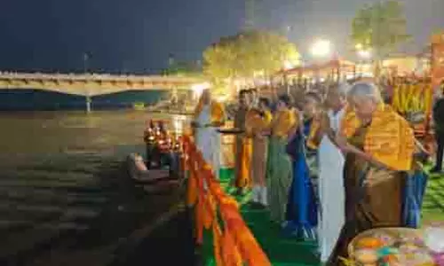 Sitharaman ने अयोध्या में परिवार के साथ भगवान रामलला की आरती की Sitharaman ने अयोध्या में परिवार के साथ भगवान रामलला की आरती की