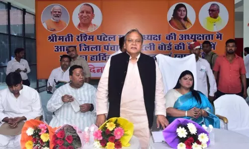 Bareilly: जीआईसी ऑडिटोरियम की बिजली गई, खुले आसमान तले हुई बैठक Bareilly: जीआईसी ऑडिटोरियम की बिजली गई, खुले आसमान तले हुई बैठक