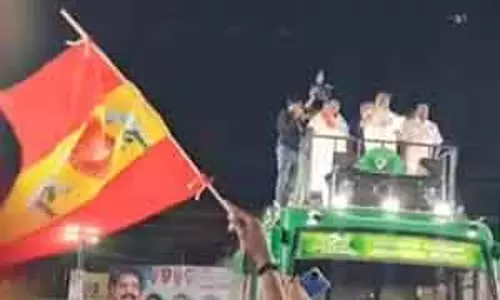 AIADMK रैली में TVK का झंडा, ईपीएस ने गठबंधन के दिए संकेत AIADMK रैली में TVK का झंडा, ईपीएस ने गठबंधन के दिए संकेत