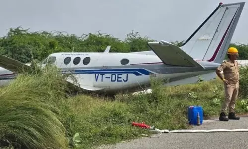 Farrukhabad: टेकऑफ के दौरान प्राइवेट जेट फिसला, बड़ा हादसा टला Farrukhabad: टेकऑफ के दौरान प्राइवेट जेट फिसला, बड़ा हादसा टला