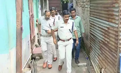 Cuttack: कमिश्नरेट पुलिस ने जांच शुरू की, उपद्रवियों के घरों पर छापे Cuttack: कमिश्नरेट पुलिस ने जांच शुरू की, उपद्रवियों के घरों पर छापे