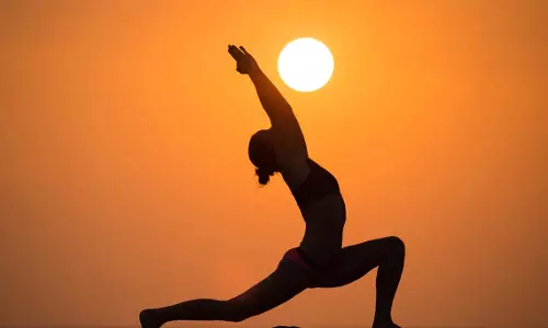 तनाव कम करने और विश्राम को बढ़ावा देने के लिए शीर्ष 3 Yoga आसन तनाव कम करने और विश्राम को बढ़ावा देने के लिए शीर्ष 3 Yoga आसन