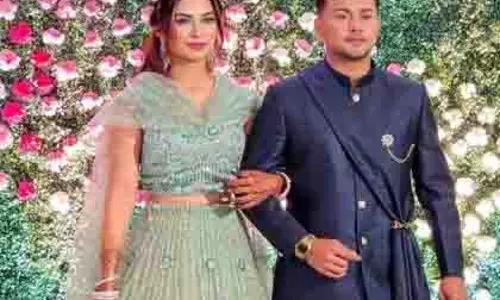 अवेज़ दरबार और नगमा मिराजकर की अंगूठी की तस्वीर से शादी की अटकलें तेज़ अवेज़ दरबार और नगमा मिराजकर की अंगूठी की तस्वीर से शादी की अटकलें तेज़