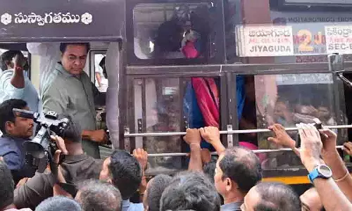 RTC किराया वृद्धि के विरोध में बीआरएस ने “चलो बस भवन” मार्ग अपनाया RTC किराया वृद्धि के विरोध में बीआरएस ने “चलो बस भवन” मार्ग अपनाया