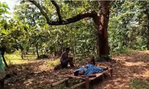 Malkangiri: एम्बुलेंस न पहुंचने पर मरीज को 5 किमी तक खाट पर ले जाया गया