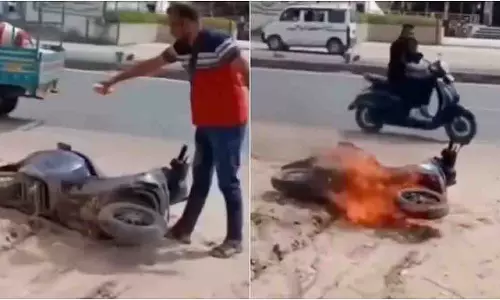Gujarat में ओला स्कूटर को लगाई आग, ग्राहक ने जताया गुस्सा Gujarat में ओला स्कूटर को लगाई आग, ग्राहक ने जताया गुस्सा