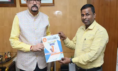 राज्यपाल डेका को प्रारंभ पत्रिका का विशेषांक भेंट