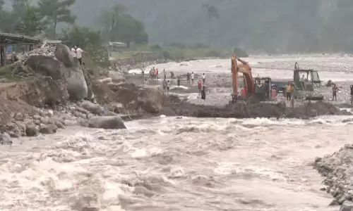 दार्जिलिंग में भारी बारिश से सड़कें टूटीं, स्थानीय लोग फंसे दार्जिलिंग में भारी बारिश से सड़कें टूटीं, स्थानीय लोग फंसे