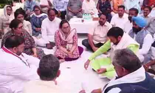FIR की मांग पर अड़ी मृतक IAS की पत्नी, सीएम सैनी से की मुलाकात FIR की मांग पर अड़ी मृतक IAS की पत्नी, सीएम सैनी से की मुलाकात