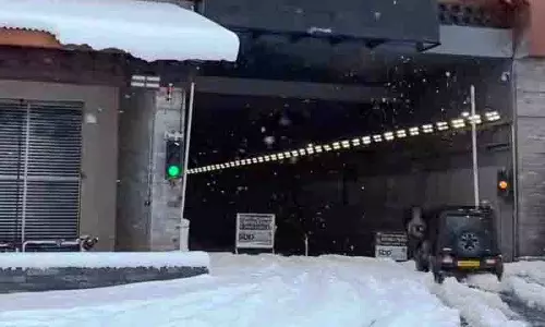 Himachal: बर्फबारी के बाद रोहतांग दर्रा यातायात के लिए बंद Himachal: बर्फबारी के बाद रोहतांग दर्रा यातायात के लिए बंद