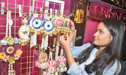 Karwa Chauth से पहले मेहंदी कलाकारों के पास महिलाओं की भीड़, बाजारों में रौनक