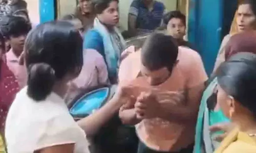Mainpuri: बाजार में छेड़छाड़ कर रहे व्यक्ति को महिलाओं ने सिखाया सबक