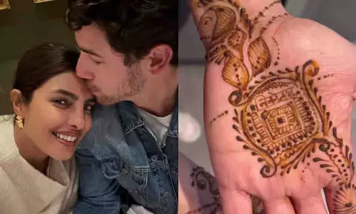 Priyanka Chopra ने मेहंदी से रचाया निकोलस, त्योहार मनाने को तैयार Priyanka Chopra ने मेहंदी से रचाया निकोलस, त्योहार मनाने को तैयार