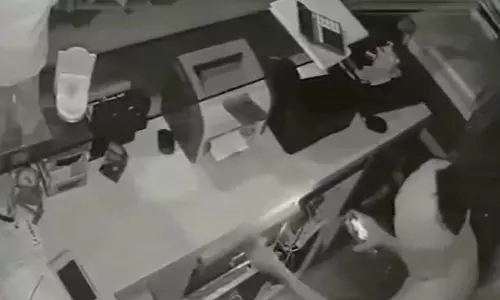 डंगनिया में चोरों का तांडव, कपड़ों की दुकान से 80 हजार नगद और मोबाइल पार