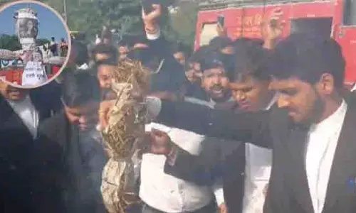 Gwalior: अंबेडकर प्रतिमा मामले में एफआईआर को लेकर वकीलों का प्रदर्शन Gwalior: अंबेडकर प्रतिमा मामले में एफआईआर को लेकर वकीलों का प्रदर्शन