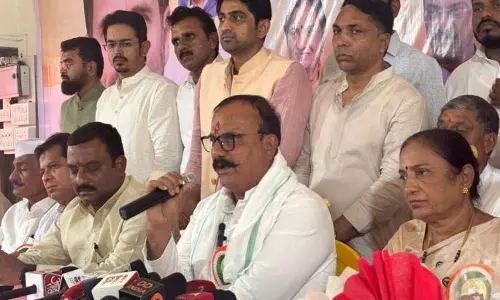 Congress ने फडणवीस के पैकेज को खारिज किया, महाराष्ट्र के लिए विशेष राहत की मांग की Congress ने फडणवीस के पैकेज को खारिज किया, महाराष्ट्र के लिए विशेष राहत की मांग की