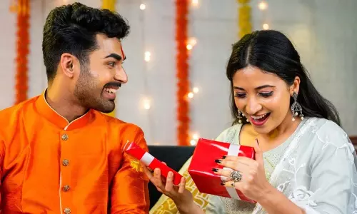 Karva Chauth पर पत्नी को गिफ्ट देना सिर्फ रस्म नहीं, रिश्तों में घोलता है प्यार – जानिए क्या रखें ध्यान