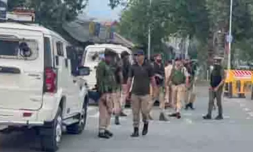 J&K: नौकरी धोखाधड़ी मामले में कुलगाम और पुलवामा में छापेमारी J&K: नौकरी धोखाधड़ी मामले में कुलगाम और पुलवामा में छापेमारी