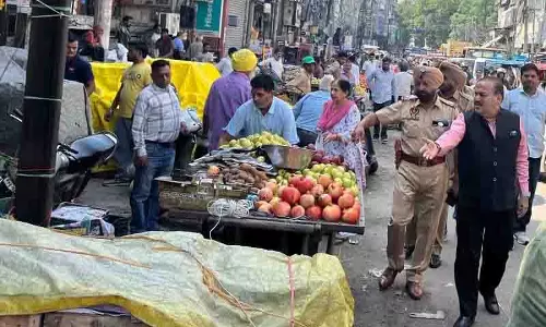 Ludhiana: ट्रैफिक पुलिस और नगर निगम ने व्यस्त बाजारों में संयुक्त अतिक्रमण विरोधी अभियान चलाया