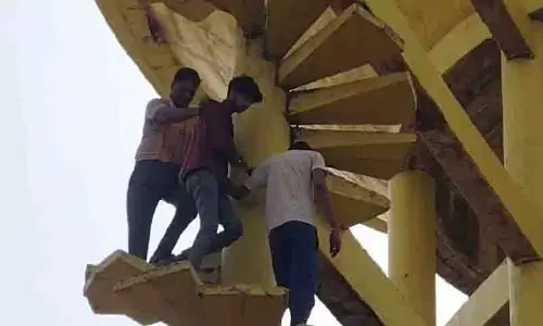Reel का चक्कर पानी की टंकी पर चढ़ा युवक, मची अफरा तफरी Reel का चक्कर पानी की टंकी पर चढ़ा युवक, मची अफरा तफरी