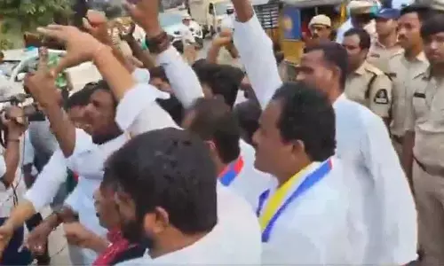CM मुर्दाबाद..बीसी नेताओं के हाईकोर्ट पर नारे CM मुर्दाबाद..बीसी नेताओं के हाईकोर्ट पर नारे