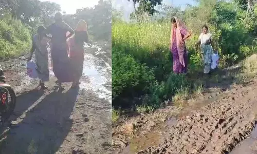 प्रसव के लिए गर्भवती महिला कीचड़ भरी सड़क पर 2 किलोमीटर पैदल चली