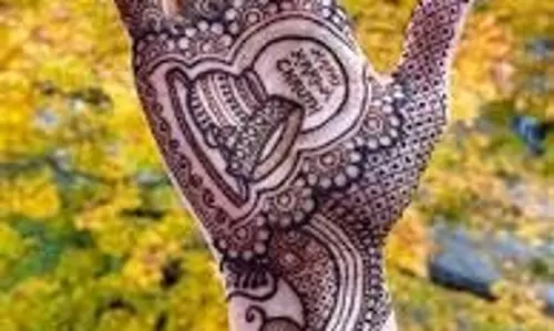 Karwa Chauth की मेहंदी में मिलाएं ये शुभ चीजें, बढ़ेगा प्यार और रिश्ते में आएगी मजबूती Karwa Chauth की मेहंदी में मिलाएं ये शुभ चीजें, बढ़ेगा प्यार और रिश्ते में आएगी मजबूती
