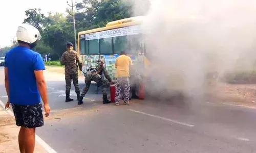 school बस में धुआं.. 25 छात्र सुरक्षित school बस में धुआं.. 25 छात्र सुरक्षित