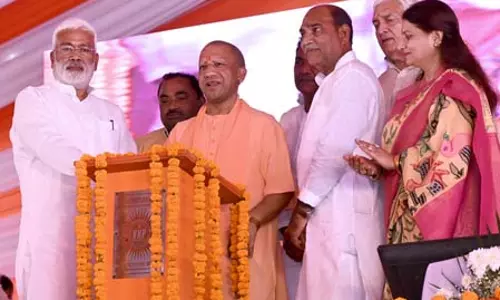 सपा प्रमुख को संत परंपरा में सांप्रदायिकता दिखती है, दंगाइयों में शांति दूत नजर आते हैं : सीएम योगी
