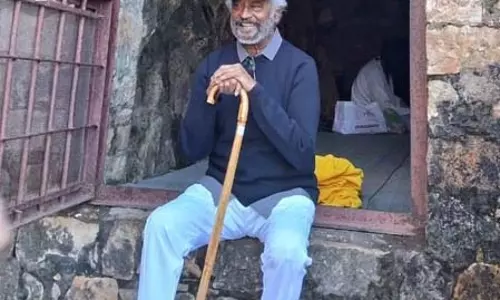 सुपरस्टार रजनीकांत ने हिमालय में महावतार बाबाजी की गुफा में लगाया ध्यान सुपरस्टार रजनीकांत ने हिमालय में महावतार बाबाजी की गुफा में लगाया ध्यान