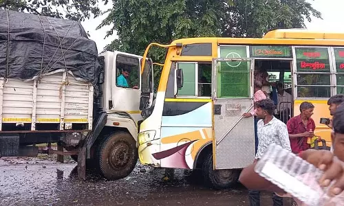 Shalbani में राज्य राजमार्ग पर बस-ट्रक की टक्कर, 18 घायल