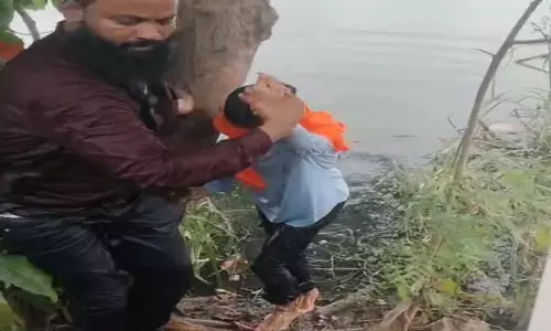 Raipur Breaking: बूढ़ातालाब में कूद रही लड़की को मम्मा खान ने बहादुरी से बचाया