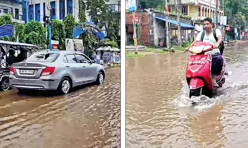 Kharagpur में खराब सड़कों और जल निकासी तथा रेलवे की उदासीनता से लोग नाराज
