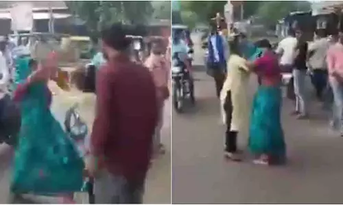Kanpur: पत्नी ने प्रेमिका संग पकड़ा पति, सड़क पर मचा हंगामा