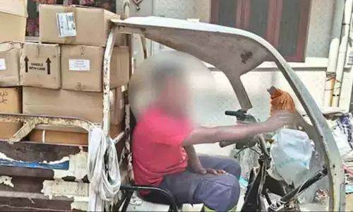 कचरा गाड़ी में भरकर ले जाई जा रही दवाइयां.. संविदा डॉक्टर निलंबित कचरा गाड़ी में भरकर ले जाई जा रही दवाइयां.. संविदा डॉक्टर निलंबित