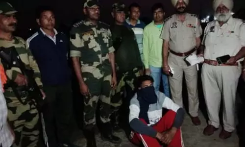 बीएसएफ की बड़ी कामयाबी, ड्रोन से गिराए गए पिस्तौल बरामद, एक तस्कर गिरफ्तार बीएसएफ की बड़ी कामयाबी, ड्रोन से गिराए गए पिस्तौल बरामद, एक तस्कर गिरफ्तार