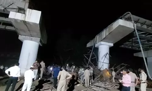 BIG BREAKING: टूंडला रेलवे स्टेशन के पास निर्माणाधीन फ्लाईओवर गिरा, छह से अधिक मजदूर घायल BIG BREAKING: टूंडला रेलवे स्टेशन के पास निर्माणाधीन फ्लाईओवर गिरा, छह से अधिक मजदूर घायल
