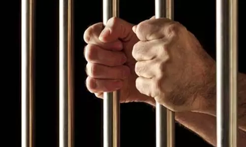 रिश्वतखोरी मामले में पूर्व आयकर अधिकारी को 4 साल की जेल रिश्वतखोरी मामले में पूर्व आयकर अधिकारी को 4 साल की जेल