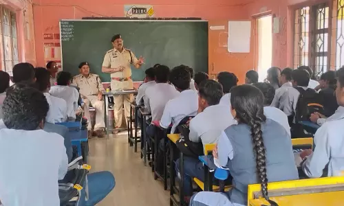 स्कूल में सायबर अपराध, नशा मुक्ति और यातायात सुरक्षा पर जागरूकता अभियान जारी स्कूल में सायबर अपराध, नशा मुक्ति और यातायात सुरक्षा पर जागरूकता अभियान जारी