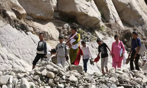 Nepal में भारी बारिश के बाद राजमार्ग बाधित, यात्रियों को चिपके हुए रास्ते से जाना पड़ा Nepal में भारी बारिश के बाद राजमार्ग बाधित, यात्रियों को चिपके हुए रास्ते से जाना पड़ा